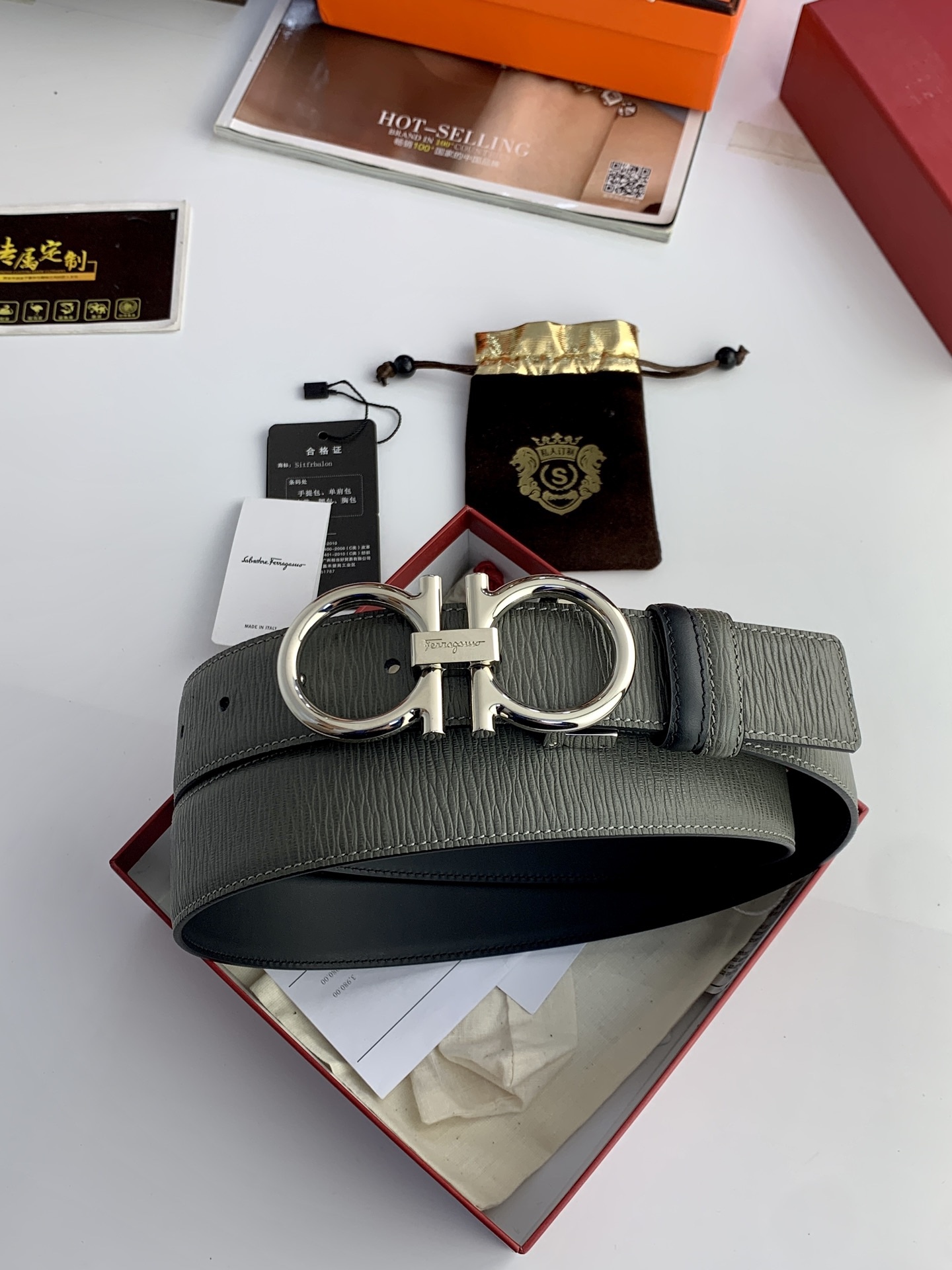 〖F家〗這款皮帶採用雙面小牛皮，搭配純銅八字扣，打造高雅考究的造型。寬3.5cm，長度可調節，達到量身定制般的修身效果。