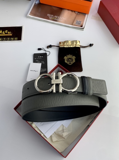 〖F家〗這款皮帶採用雙面小牛皮，搭配純銅八字扣，打造高雅考究的造型。寬3.5cm，長度可調節，達到量身定制般的修身效果。