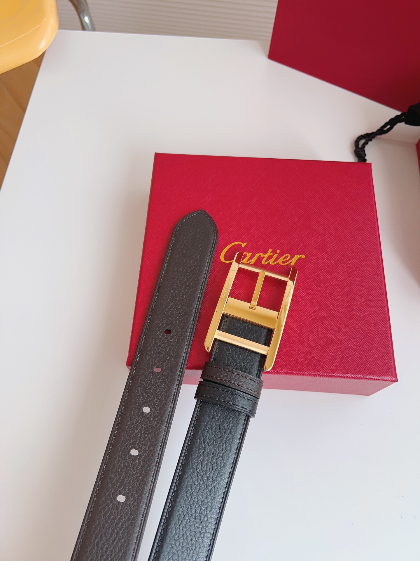 
Cartier（卡地亞）憑借匠心傑作展現與眾不同的美感，融合精湛工藝與經典設計，演繹雋永風格；瀟灑不羈，果敢獨立！此款式易搭配服飾；休閒正裝兩相宜。皮帶寬度：35mm