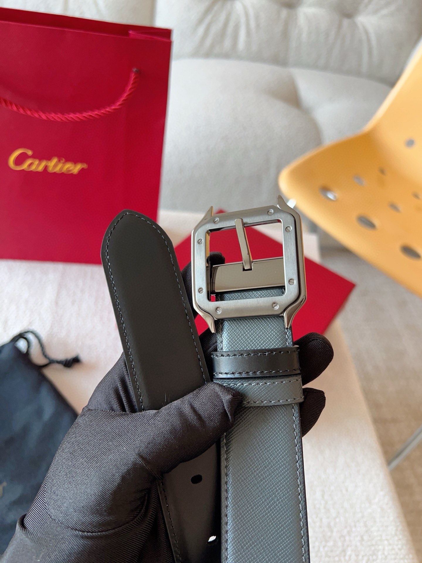
Cartier（卡地亞）憑借匠心傑作展現與眾不同的美感，融合精湛工藝與經典設計，演繹雋永風格；瀟灑不羈，果敢獨立！此款式易搭配服飾；休閒正裝兩相宜。皮帶寬度：35mm