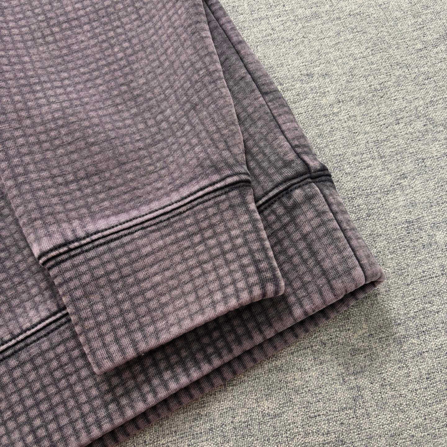 Prada普拉達日系翻領長袖衛衣
原相機📷實拍 質感看得見
水洗做舊工藝，質地軟軟糯糯有質感
版型寬松 遮肉顯瘦 不挑身材
斜紋肌理感泡泡TR優質面料
紋路清晰自然 觸感軟糯舒適 
男女皆可穿可當情侶裝！
質量放心入手不亂吹品質值得信賴

顏色：花灰  黑色  紫灰色
尺碼：M-2XL

尺碼    M     L     XL    XXL   
衣長    69    71    73     75   
胸圍    116  120   124  128
袖長    55    56