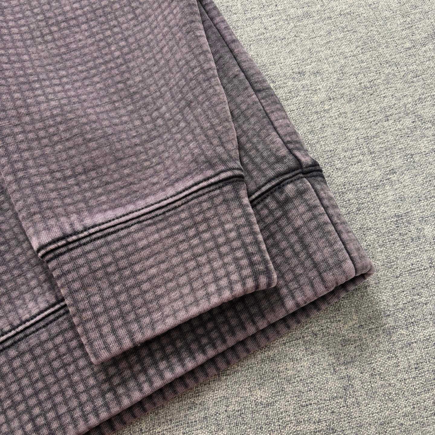 Prada普拉達日系翻領長袖衛衣
原相機📷實拍 質感看得見
水洗做舊工藝，質地軟軟糯糯有質感
版型寬松 遮肉顯瘦 不挑身材
斜紋肌理感泡泡TR優質面料
紋路清晰自然 觸感軟糯舒適 
男女皆可穿可當情侶裝！
質量放心入手不亂吹品質值得信賴

顏色：花灰  黑色  紫灰色
尺碼：M-2XL

尺碼    M     L     XL    XXL   
衣長    69    71    73     75   
胸圍    116  120   124  128
袖長    55    56