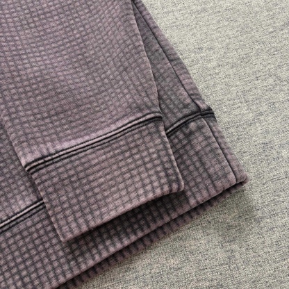 Prada普拉達日系翻領長袖衛衣
原相機📷實拍 質感看得見
水洗做舊工藝，質地軟軟糯糯有質感
版型寬松 遮肉顯瘦 不挑身材
斜紋肌理感泡泡TR優質面料
紋路清晰自然 觸感軟糯舒適 
男女皆可穿可當情侶裝！
質量放心入手不亂吹品質值得信賴

顏色：花灰  黑色  紫灰色
尺碼：M-2XL

尺碼    M     L     XL    XXL   
衣長    69    71    73     75   
胸圍    116  120   124  128
袖長    55    56