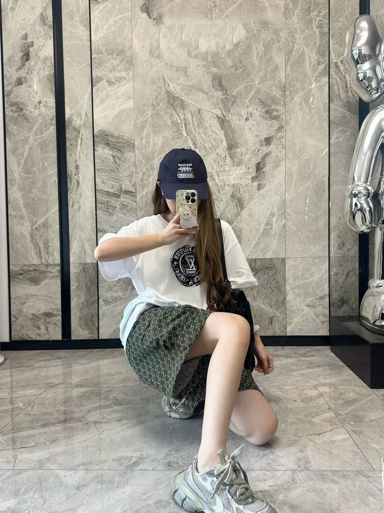 Louis Vuitton/路易威登 25ss 印章logo印花短袖
本款T恤以柔軟透氣的棉質針織裁出休閒廓形。胸前印章點綴多樣路易經典元素，涵蓋品牌創始年份，歌頌品牌的旅行與制箱傳承。

面料紗線支數為60支，屬於高支棉紗紗線細膩柔軟。單股結構使面料更輕盈透氣，雙面針織工藝，正反面紋理一致，面料結構緊密，彈性較好不易卷邊，觸感細膩適合貼身穿著。

TPU光油印花工藝，這是一種結合功能性材料與視覺效果的先進印花技術，尤其適用於提升面料的高端質感。印花用於增加光澤、立體感和特殊觸感，用於設計獨特