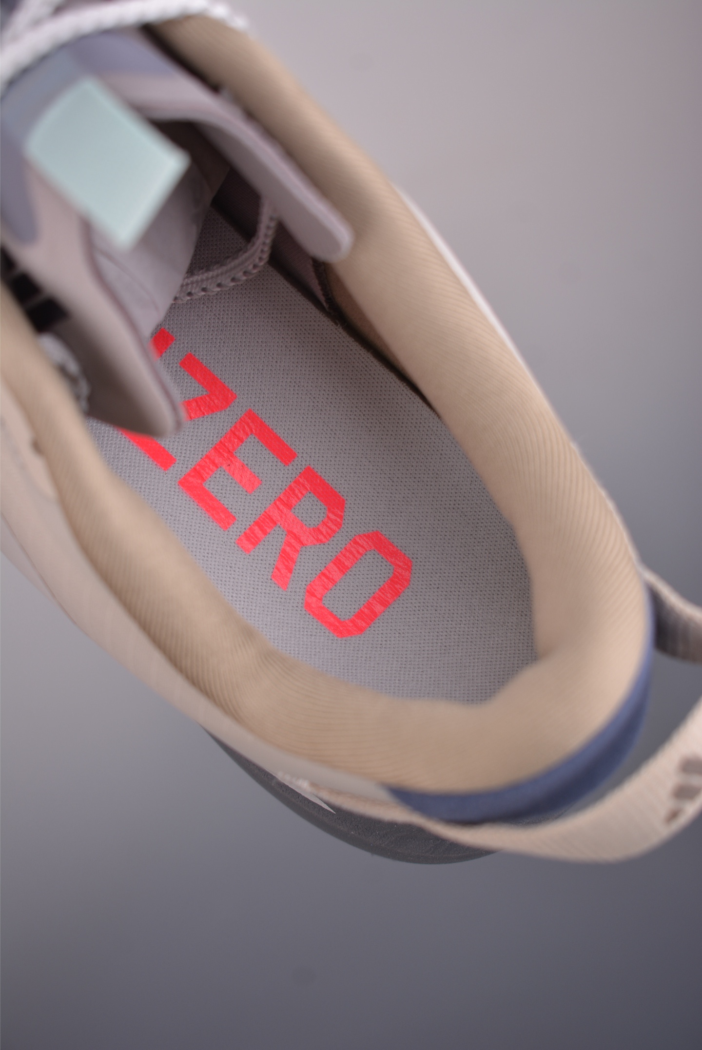 Adidas Adizero Evo SL ATR M
阿迪超輕透氣緩震跑鞋 
官方貨號: KK03092332
尺碼：36 36.5 37 38 38.5 39 40 40.5 41 42 42.5 43 44 44.5 45 46
