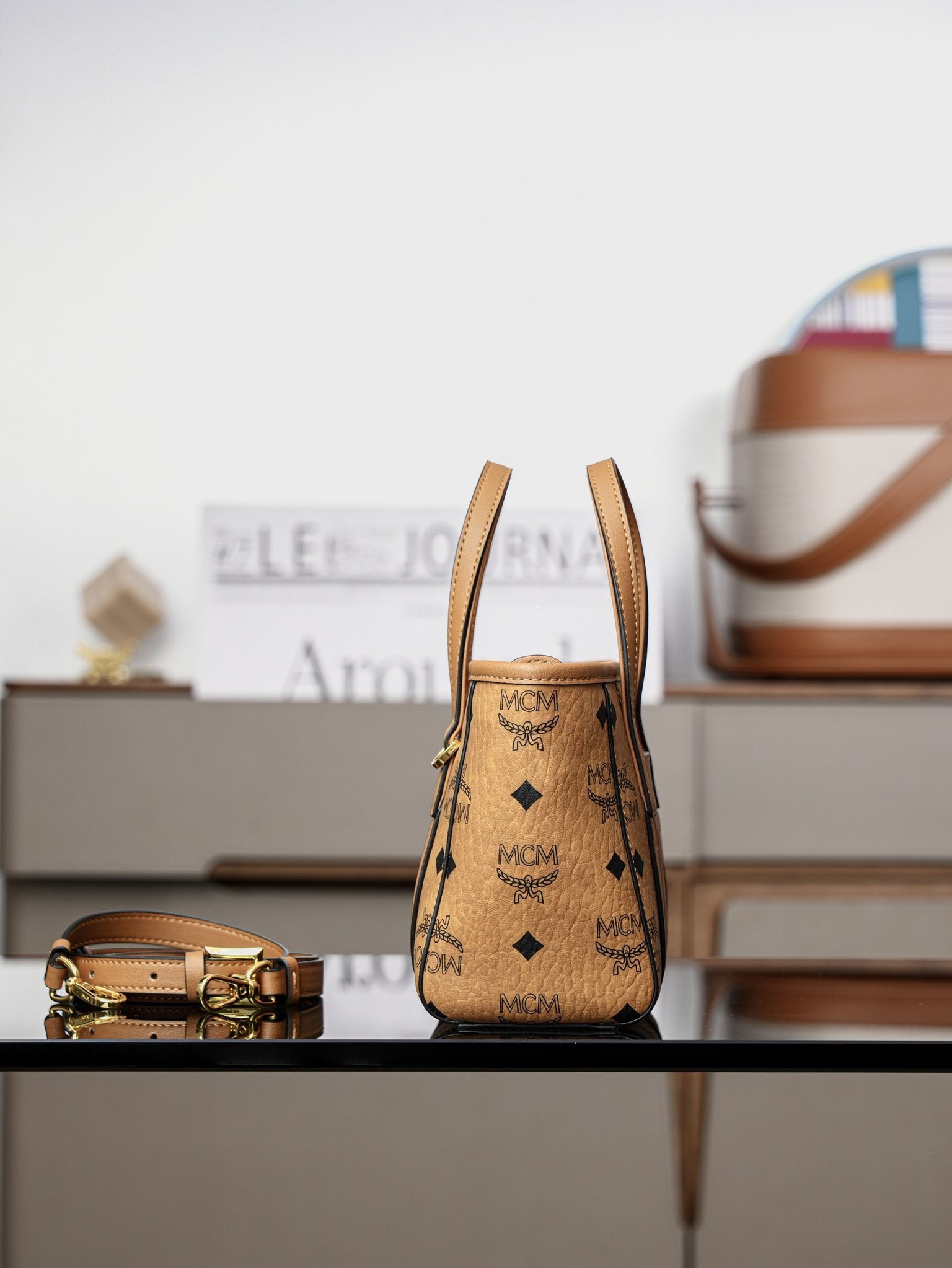 ®全新升級®官網同步
𝙈𝘾𝙈 𝙏𝙤𝙣𝙞 𝙓-𝙈𝙞𝙣𝙞
超迷你乾邑色#菜籃子

·CP獨家出品｜乾邑色
🉑️單肩🉑️斜挎 官網同步上新！
這款縮小版的Toni購物袋採用獨特的幾何設計，是一款小巧的隨身包袋。柔軟的皮革提手及可調節的皮革肩帶則可實現兩種攜帶方式。

型號：MWPFSMT03CO001
尺寸：16*9*14cm
肩帶：可調節100-126cm
開合：拉鍊式
顏色：乾邑色/Cognac🟫