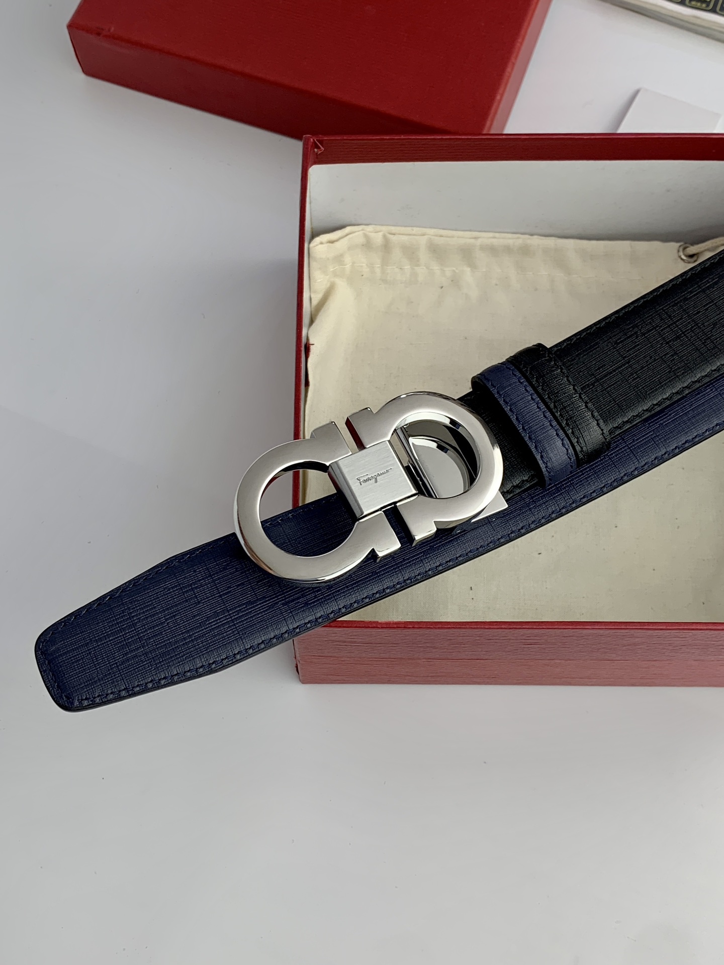 〖F家〗這款皮帶採用雙面小牛皮，搭配純銅八字扣，打造高雅考究的造型。寬3.5cm，長度可調節，達到量身定制般的修身效果。