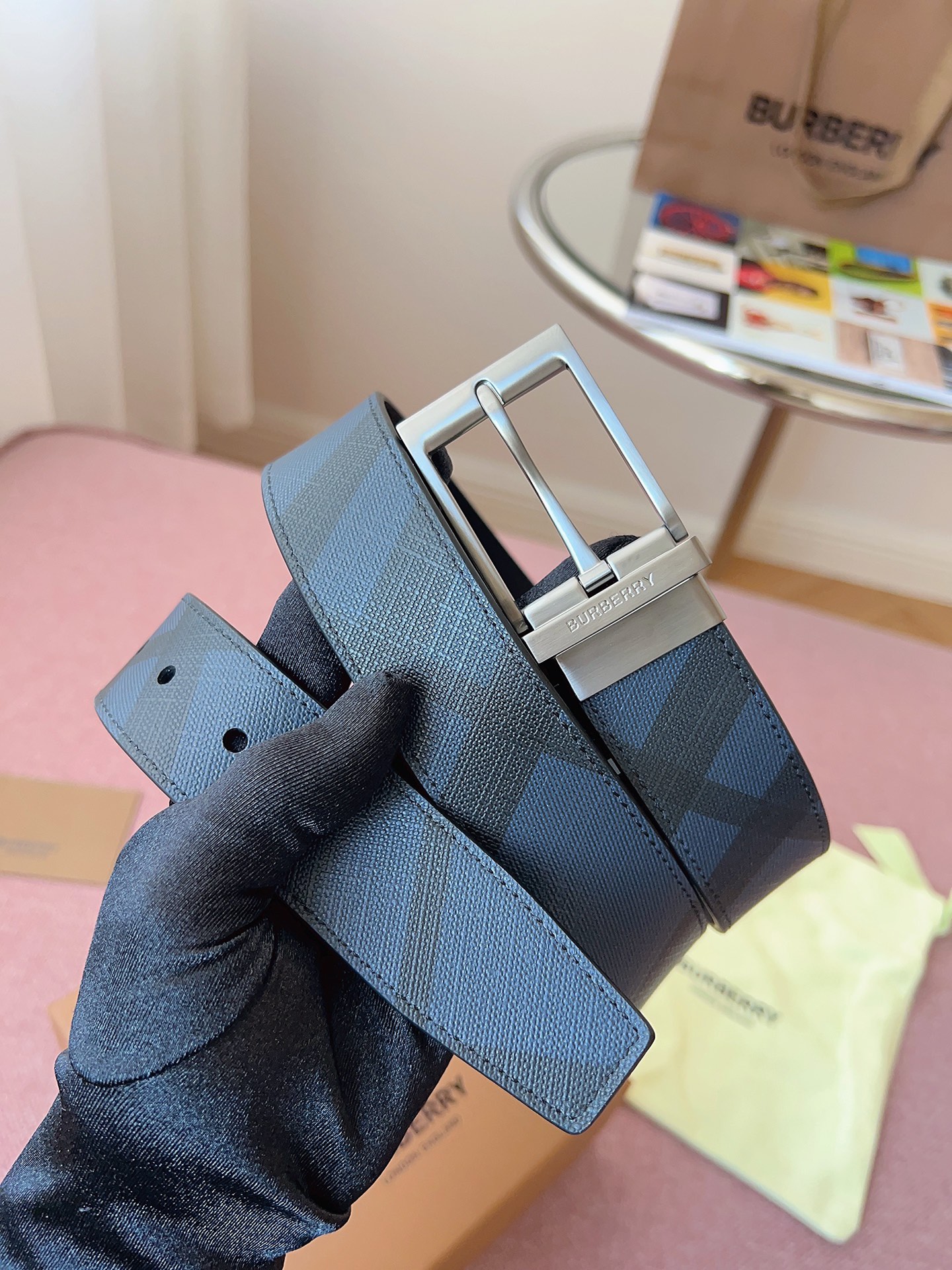 
Burberry博柏利品牌始終秉承傳統精髓，彰顯卓爾不凡的匠制工藝，優雅率性的英倫設計與銳意革新的時尚理念。3.5cm