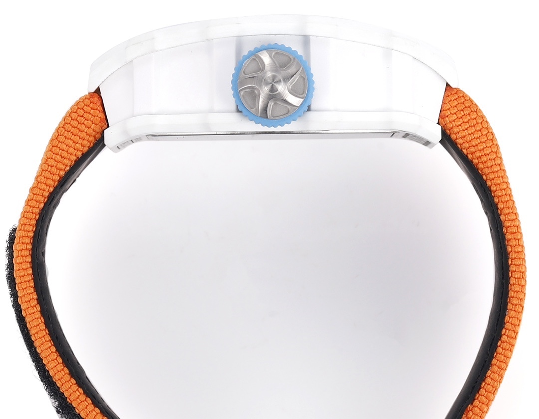 白色TPT石英纖維
【RICHARD MILLE】理查米爾RM53-01 將腕表設計與運動賽事相互結合，完美詮釋了賽場上的勇者堅定信念、頑強拼搏的精神。RM53-01以馬術運動為背景，採用多種高科技材料來抵御運動時帶來的強烈撞擊，從而保證不受破壞、正常運轉。高科技材質打造如同“護具”。“RM 53-01 PABLO MAC DONOUGH”的陀飛輪腕表，此款腕表除具備運動腕表的動感與活力外，還配備了堅固的TPT®碳纖維表殼、層壓藍寶石水晶表鏡以及固定機芯的懸浮式鋼索，有效的降低巨大衝擊