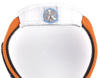 白色TPT石英纖維
【RICHARD MILLE】理查米爾RM53-01 將腕表設計與運動賽事相互結合，完美詮釋了賽場上的勇者堅定信念、頑強拼搏的精神。RM53-01以馬術運動為背景，採用多種高科技材料來抵御運動時帶來的強烈撞擊，從而保證不受破壞、正常運轉。高科技材質打造如同“護具”。“RM 53-01 PABLO MAC DONOUGH”的陀飛輪腕表，此款腕表除具備運動腕表的動感與活力外，還配備了堅固的TPT®碳纖維表殼、層壓藍寶石水晶表鏡以及固定機芯的懸浮式鋼索，有效的降低巨大衝擊