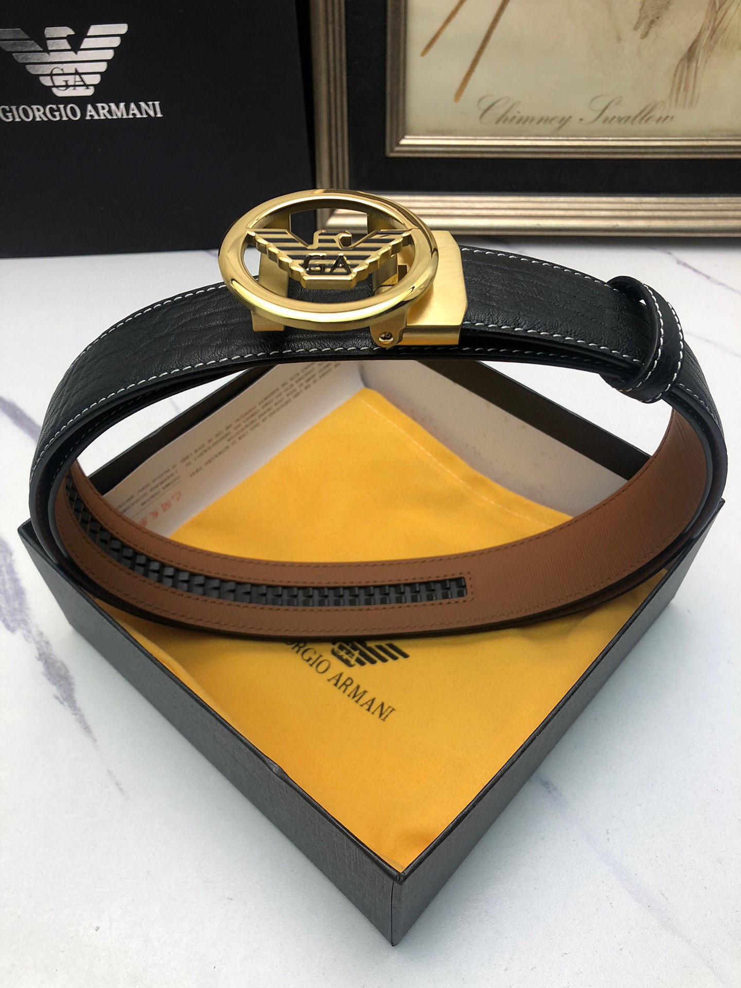 阿曼妮：原單頭層牛皮大象皮紋面，內襯頭層小牛皮底，搭配原單自動扣，可裁剪的自動帶，此款腰帶面雙採用意大利原定廠制進口牛皮帶身 ，對專版櫃足寬3.5