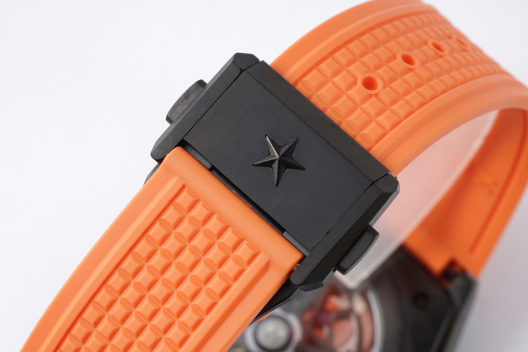 LF真力時DEFY系列全新升級版，殼身 頭粒 機芯 表扣等均做了升級調整。一款根據路虎標誌性花輪轂設計而成的高顏值鏤空腕表。

原裝開模鑄造，極致還原表殼的每一處細節打磨倒角，盡顯原裝菱角分明、堅毅果敢的陽剛氣質。完美的41mm表經，適配大眾男性手寸，正裝休閒兩不誤。根據汽車輪轂設計而成的五角星錶盤，未來概念感十足。同步官網新款五角星折疊扣，搭載定製版Cal.670sk全自動機械機芯，鏤空日曆的大小與位置、機芯夾板、齒輪、五角星陀皆按原版機芯數據拆解鍛造而成。

LF臻品 陳奕迅Eason同款，時尚前衛、