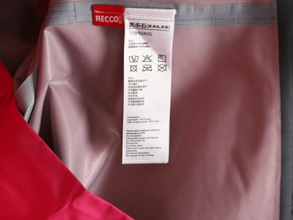 🔝Kailas 凱樂石· MONT X- LT  輕量化衝鋒衣外套

戶外與日常的理想之選，為你帶來極致體驗：

• 超輕量設計：M碼僅重284g，全衣重量減輕54%，極致輕量，穿上宛如無物，長時間徒步、攀爬毫無負擔。收納後體積小巧，如同一瓶礦泉水大小，輕鬆塞於背包一角，不佔空間。

• 卓越面料性能：採用40D GORE - TEX 3L面料，防水指數高達20,000mmH₂O以上，能抵御暴雨侵襲，在雨中行走也可保持身體乾爽。防風性能出色，可有效阻擋狂風。透氣指數達10,000g/m²/2