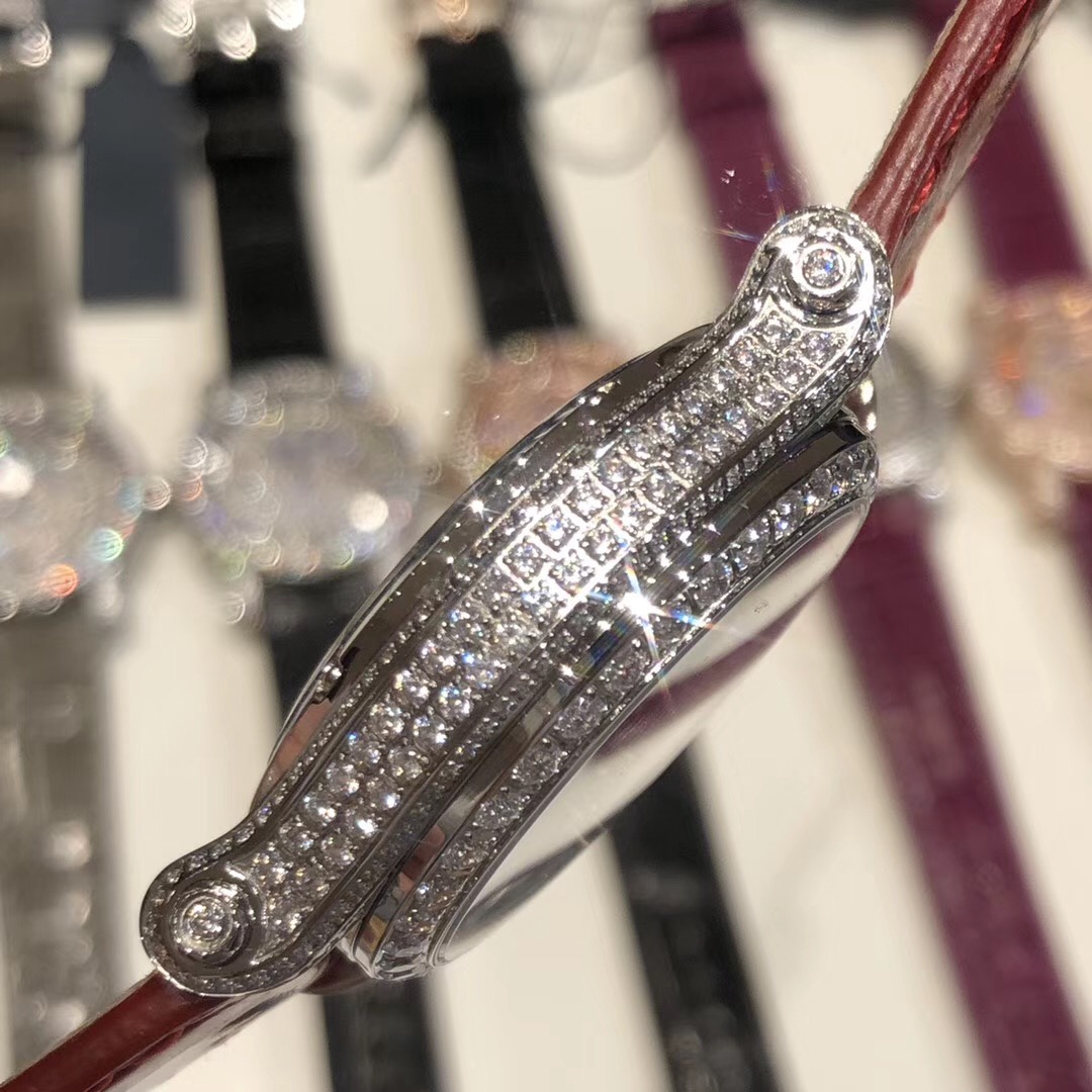 （NL）2025最新款滿天星   原裝搭配美洲鰐魚錶帶 搭配原莊進口日本9015機芯 蕭邦（HAPPY DIAMONDS）作為蕭邦最暢銷的系列一直以細膩的手法詮釋蕭邦標誌性靈動鑽石的概念，此系列作品柔美而時尚，都說男戴萬國女戴蕭邦 有金（進）有鑽（賺）寓意也很好。錶盤內的鑽石滾珠可自由滑行轉動，時來運轉 財運滾滾，讓每一位女性都以最迷人的造型驚艷世人。 這次給大家帶來的蕭邦快樂鑽系列 這次給大家帶來的蕭邦快樂鑽系列 是肖邦旗下最具代表性的腕表 最有特色的夾層玻璃的7顆，7顆鑽石產生自旋 猶如舞蹈