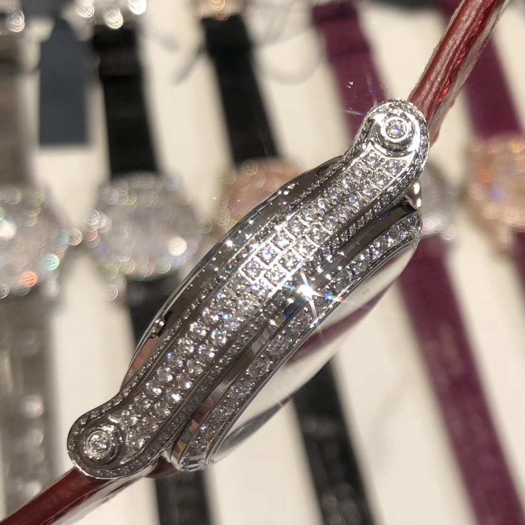 （NL）2025最新款滿天星   原裝搭配美洲鰐魚錶帶 搭配原莊進口日本9015機芯 蕭邦（HAPPY DIAMONDS）作為蕭邦最暢銷的系列一直以細膩的手法詮釋蕭邦標誌性靈動鑽石的概念，此系列作品柔美而時尚，都說男戴萬國女戴蕭邦 有金（進）有鑽（賺）寓意也很好。錶盤內的鑽石滾珠可自由滑行轉動，時來運轉 財運滾滾，讓每一位女性都以最迷人的造型驚艷世人。 這次給大家帶來的蕭邦快樂鑽系列 這次給大家帶來的蕭邦快樂鑽系列 是肖邦旗下最具代表性的腕表 最有特色的夾層玻璃的7顆，7顆鑽石產生自旋 猶如舞蹈