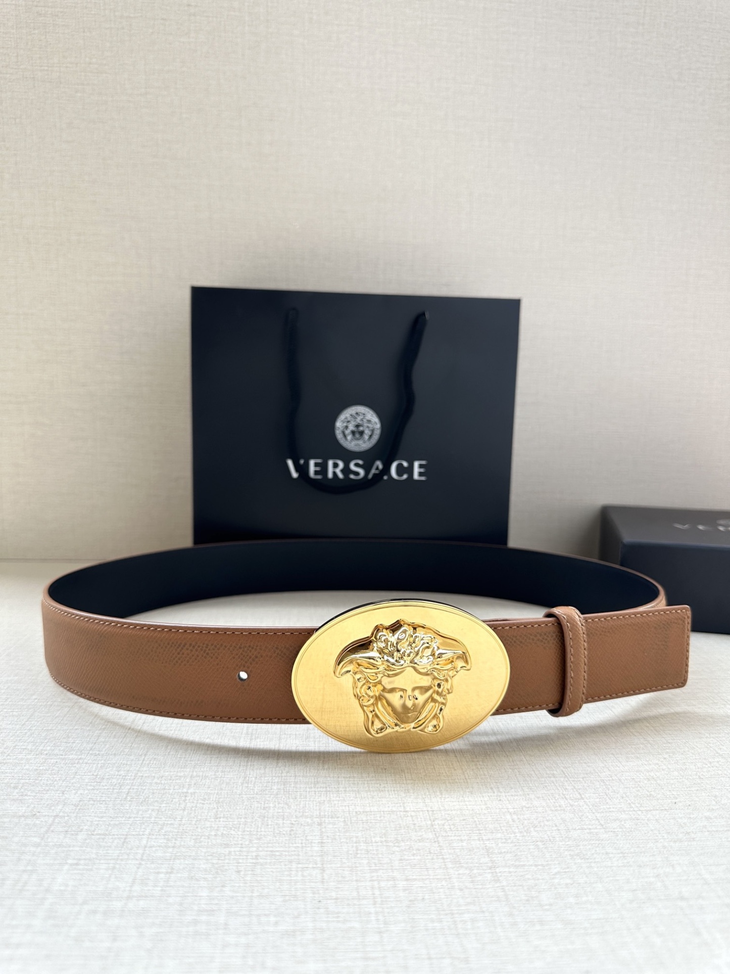 寬度：4.0cm （範思哲） 此款橢圓五金配件、腰帶飾有標誌性的Versace美杜莎頭像扣，彰顯品牌格調。是一款精美的衣櫥必備單品。