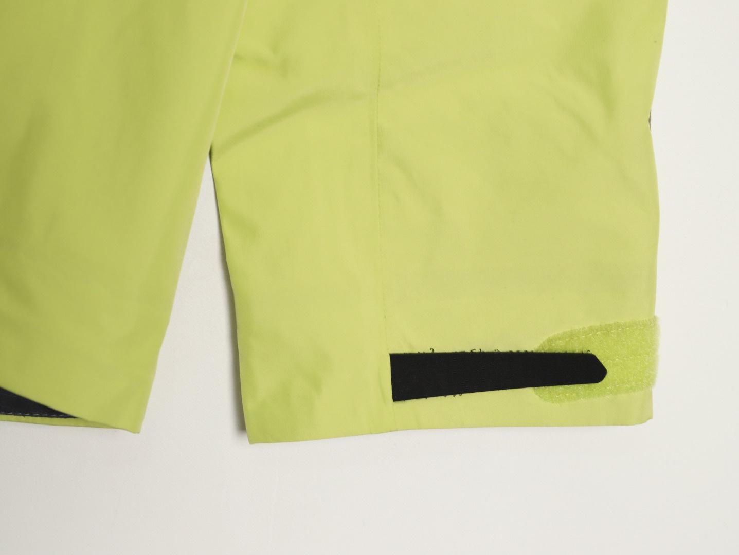 🔝Kailas 凱樂石· MONT X- LT  輕量化衝鋒衣外套

戶外與日常的理想之選，為你帶來極致體驗：

• 超輕量設計：M碼僅重284g，全衣重量減輕54%，極致輕量，穿上宛如無物，長時間徒步、攀爬毫無負擔。收納後體積小巧，如同一瓶礦泉水大小，輕鬆塞於背包一角，不佔空間。

• 卓越面料性能：採用40D GORE - TEX 3L面料，防水指數高達20,000mmH₂O以上，能抵御暴雨侵襲，在雨中行走也可保持身體乾爽。防風性能出色，可有效阻擋狂風。透氣指數達10,000g/m²/2