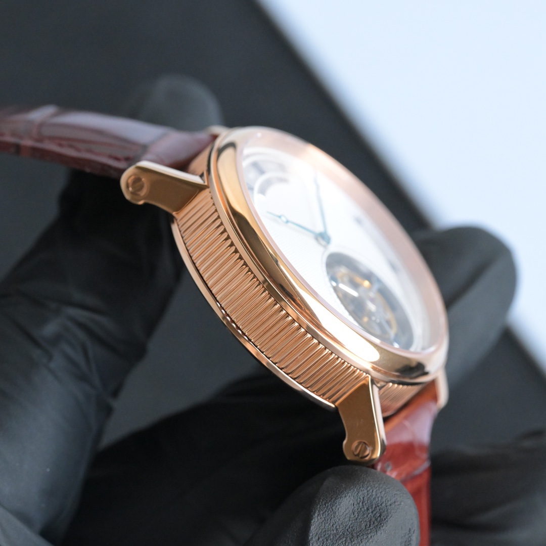 224年前，阿伯拉罕-路易·寶璣先生在他所創立的巴黎鐘錶堤岸制表工坊中，創造了制表史上令無數人贊嘆的陀飛輪調速裝置。這一無比複雜的精密機構彰顯了寶璣先生卓然超群的遠見與創想，時至今日仍對高級制表業有著重要意義。至今，陀飛輪的作用和意義已不僅是提高走時的精准度，而是譜寫了制表領域的輝煌篇章。寶璣陀飛輪時計臻品在百年徵程中不斷創新，超越自我，集精湛機械製造技藝與深厚美學原理於一身，創制出演繹複雜迷人的機械世界。腕表的表冠上刻有著名的寶璣品牌標誌，從側面我們可以看到表王寶璣著名的錢幣紋飾，代表著溫文爾雅