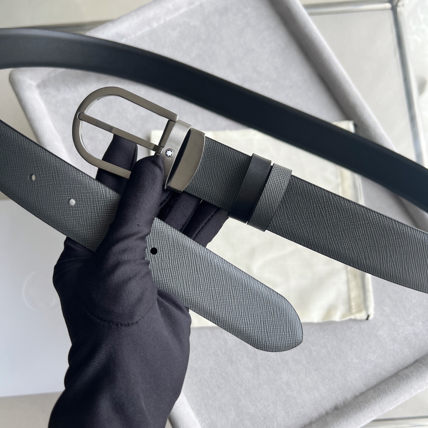 馬蹄形帶扣黑色/棕色雙面皮帶（35毫米）
馬蹄形閃亮鍍釕帶扣。可調節長度，3.5cm黑色和棕色雙面皮帶。打造經典靈動造型。
貨號 錶帶描述 黑色和棕色雙面牛皮皮帶 皮革圖案 金屬圓環上飾有萬寶龍六角白星 標識 搭扣裝置 易開啓裝置，可調節皮帶長度
搭扣形狀 馬蹄形主要顏色 黑色 | 棕色 搭扣類型 針扣式表扣