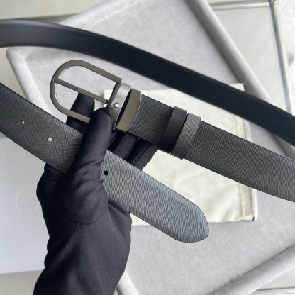 馬蹄形帶扣黑色/棕色雙面皮帶（35毫米）
馬蹄形閃亮鍍釕帶扣。可調節長度，3.5cm黑色和棕色雙面皮帶。打造經典靈動造型。
貨號 錶帶描述 黑色和棕色雙面牛皮皮帶 皮革圖案 金屬圓環上飾有萬寶龍六角白星 標識 搭扣裝置 易開啓裝置，可調節皮帶長度
搭扣形狀 馬蹄形主要顏色 黑色 | 棕色 搭扣類型 針扣式表扣