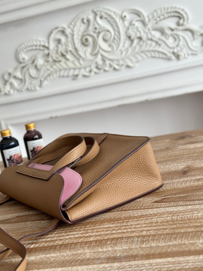 馬蹄包  半手工蠟線	Halzan	
 能滿足各種背法的!!
①手拎包②斜挎包③單肩包④手拿包
togo皮、五金細緻到油邊 無處不精緻√ 
尺寸：25cm