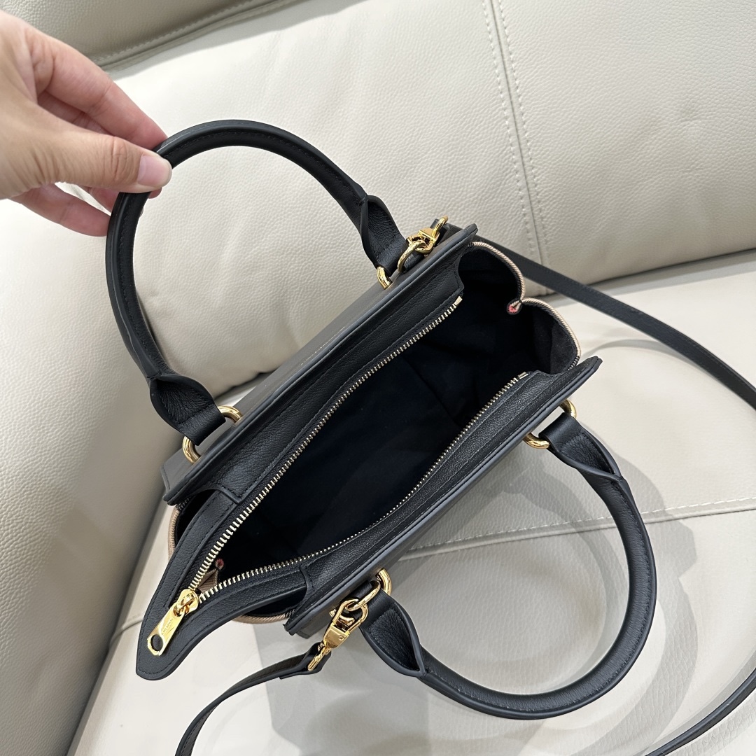 B家手提包斜挎包，經典棉質格紋帆布拼牛皮，袋口拉鍊設計，兩側可收攏展開，多種背法，上身效果超贊，尺寸：21/20/13，型號4881