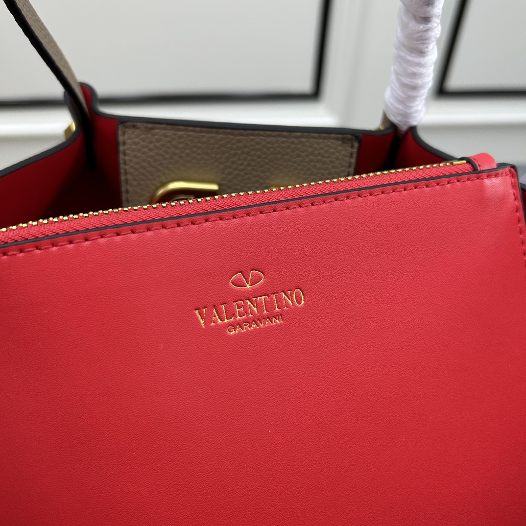荔枝紋 Garavani VLOGO Escape 小牛皮小號購物袋，包袋兩側點綴紅色細節，金屬徽標飾件可用在包裝內部作為開合，亦可用在外部作為裝飾元素。
大號尺寸：41.*25*18cm