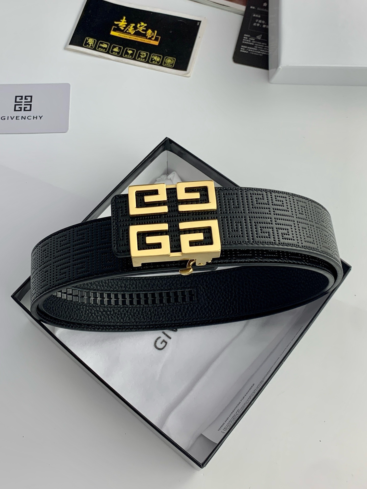 【紀梵希】新款男士 頭層小牛皮黑色壓花腰帶，內襯荔枝紋底，寬38毫米.搭配不鏽鋼經典4G自動扣.商務服裝造型的完美搭配。永恆經典！