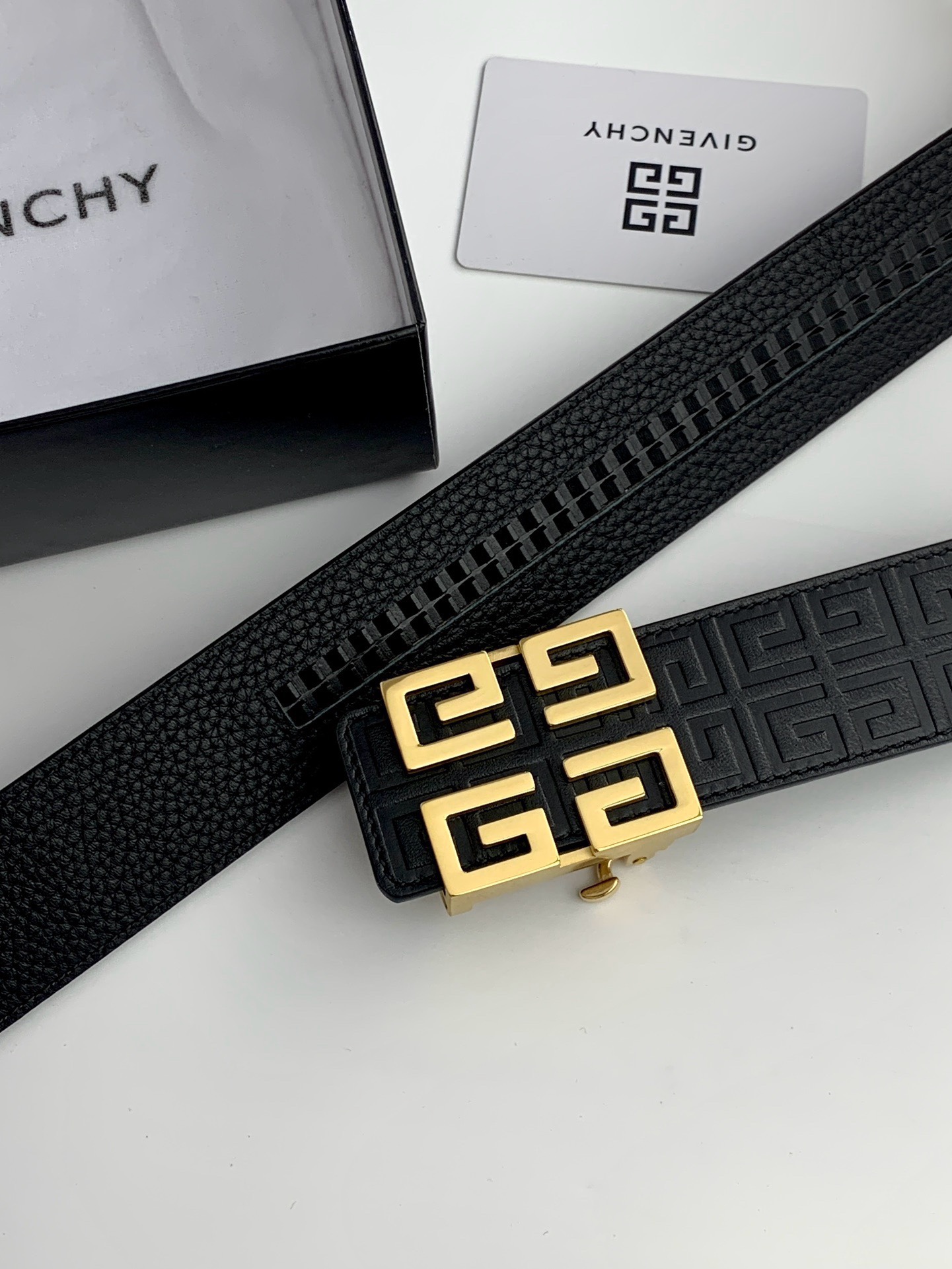 【紀梵希】新款男士 頭層小牛皮黑色壓花腰帶，內襯荔枝紋底，寬38毫米.搭配不鏽鋼經典4G自動扣.商務服裝造型的完美搭配。永恆經典！