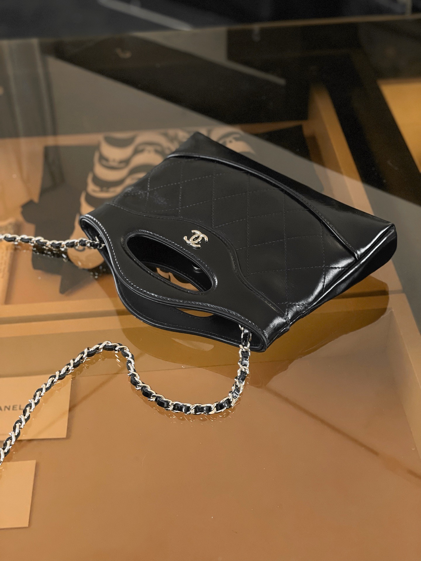 特▪️級鋼 大H實拍
全新到貨🆕𝗖𝗵𝗮𝗻𝗲𝟭 𝟮𝟓𝐏 羊皮系列
𝟥𝟣𝖡𝖺𝗀 𝖭𝖺𝗇𝗈 黑色

𝟐𝟓𝐏橫版𝟥𝟣𝗆𝗂𝗇𝗂可愛無敵𝖦𝖾𝗍❕
“包王”經典再現巧妙設計🪄
滿足了時髦精的在所期待啦…
軟萌感讓我毫無抵抗力〰️

五金：厚鍍𝟣𝟦𝖪淡金
皮料:   金標𝗓𝗉原廠小羊皮
尺寸：𝟣𝟩.𝟧*𝟤𝟢.𝟧*𝟥.𝟧 𝖼𝗆
3656