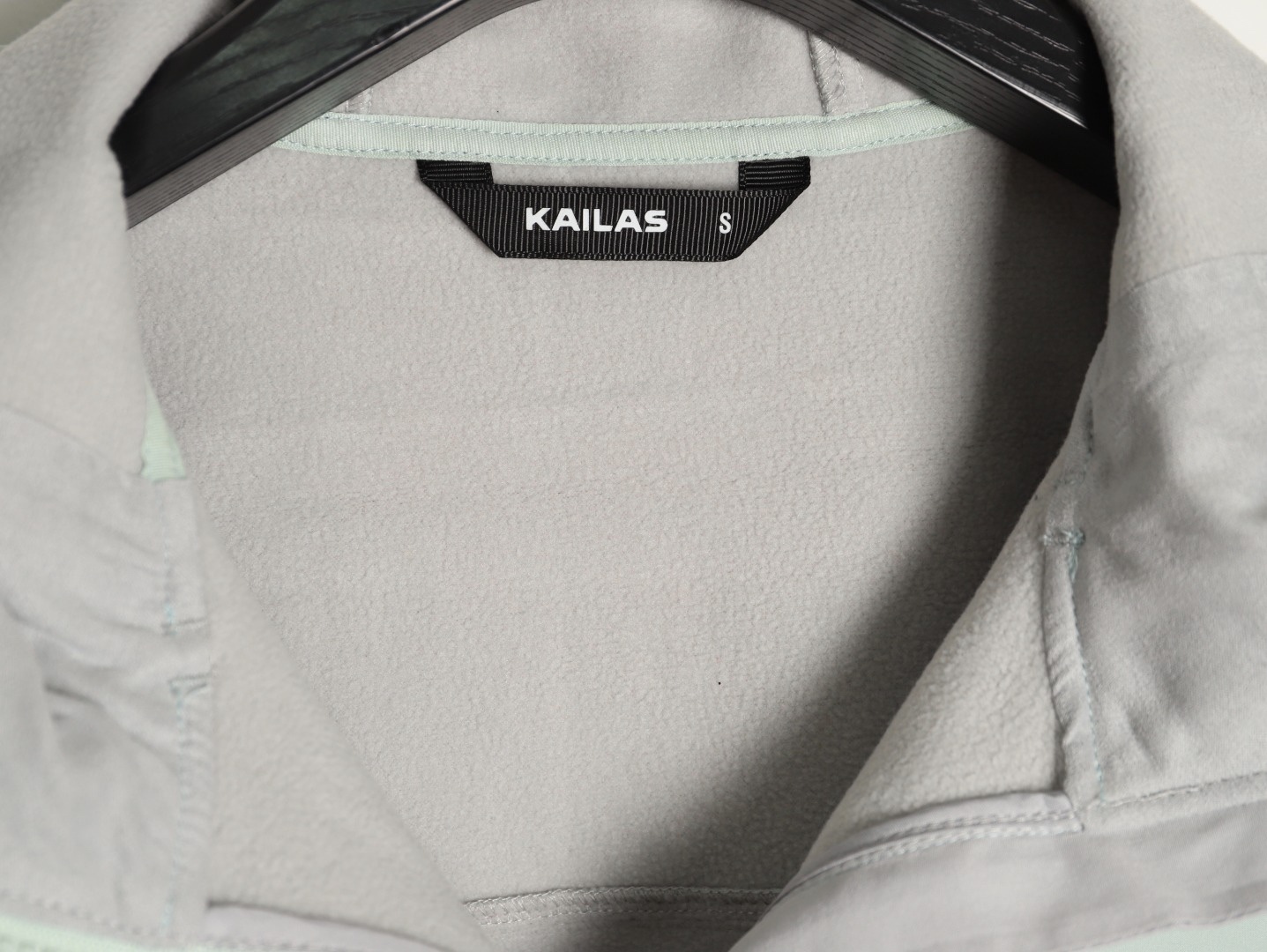 🔝KAILAS 凯乐石 M8 IC 运动户外登山徒步防风防泼保暖透气薄绒软壳拉链外套

某物在售同款 市面最好的货！ 全身压胶工艺 内里薄绒与鸟家伽马MX版型做工设计基本一致！

kailas自研科技面料 外层防风防水防冰内里采用中空保暖面料 立体薄绒 轻盈亲肤 保暖透气 有效抵挡在户外遇到的任何情况！ 前胸贴合口袋压胶 腋下一整片裁片的平车走线加压胶工艺 防止湿气冷气入侵的时候 衣服表面更加平整 大厂精湛做工 无可挑剔！
 3D风雪帽加中高帽领的设计 更有效防护颈部脸部冷风灌入且不遮挡视线