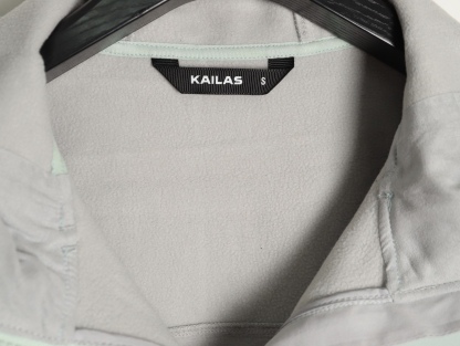 🔝KAILAS 凯乐石 M8 IC 运动户外登山徒步防风防泼保暖透气薄绒软壳拉链外套

某物在售同款 市面最好的货！ 全身压胶工艺 内里薄绒与鸟家伽马MX版型做工设计基本一致！

kailas自研科技面料 外层防风防水防冰内里采用中空保暖面料 立体薄绒 轻盈亲肤 保暖透气 有效抵挡在户外遇到的任何情况！ 前胸贴合口袋压胶 腋下一整片裁片的平车走线加压胶工艺 防止湿气冷气入侵的时候 衣服表面更加平整 大厂精湛做工 无可挑剔！
 3D风雪帽加中高帽领的设计 更有效防护颈部脸部冷风灌入且不遮挡视线
