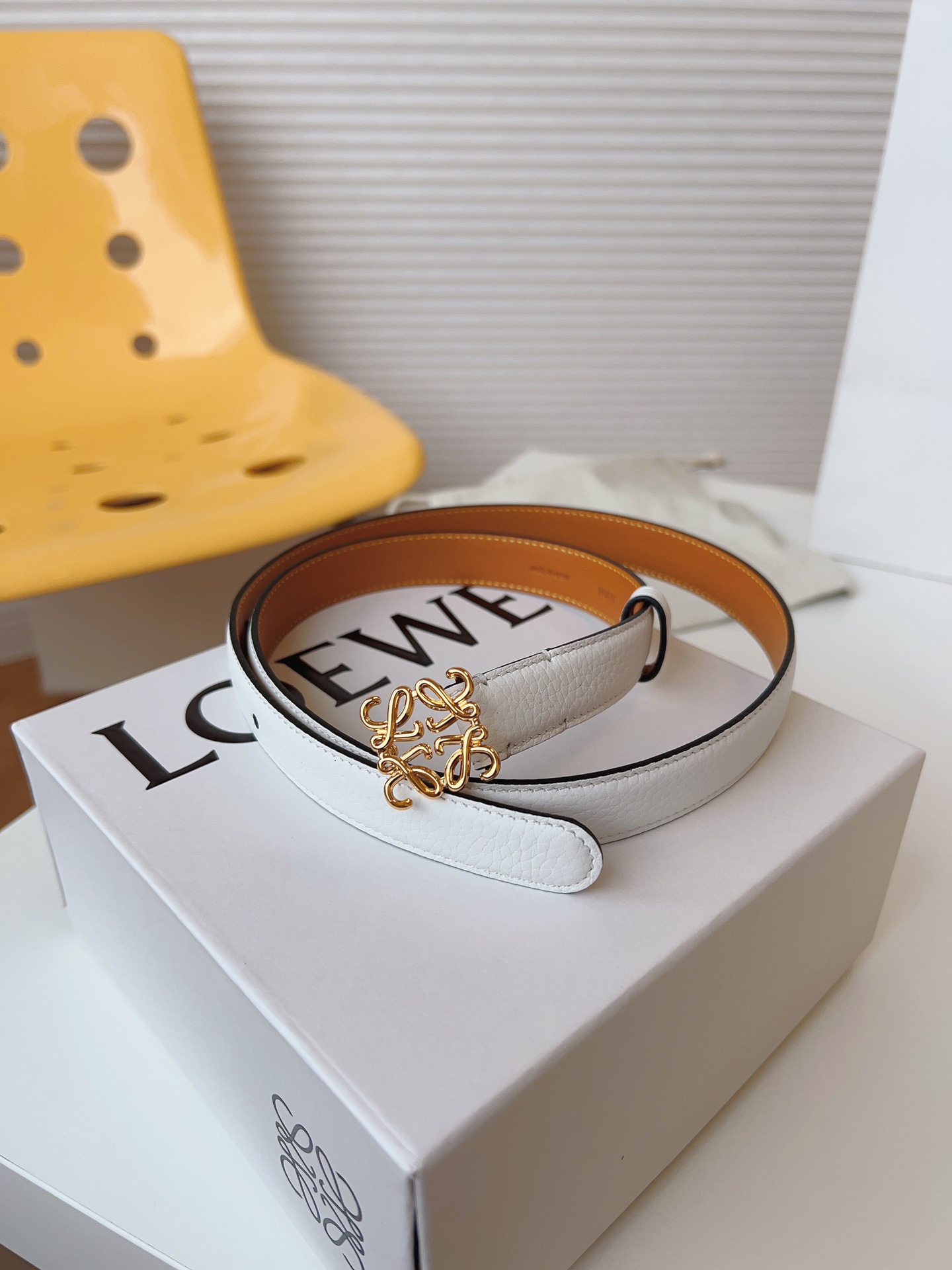 
Loewe 羅意威 經典粒面小牛皮，極簡風格的搭配，腰帶早已不是勒緊褲腰的工具，而是提升衣品，畫龍點睛的飾品；此款腰帶易搭配服飾。皮帶寬度：2.0cm