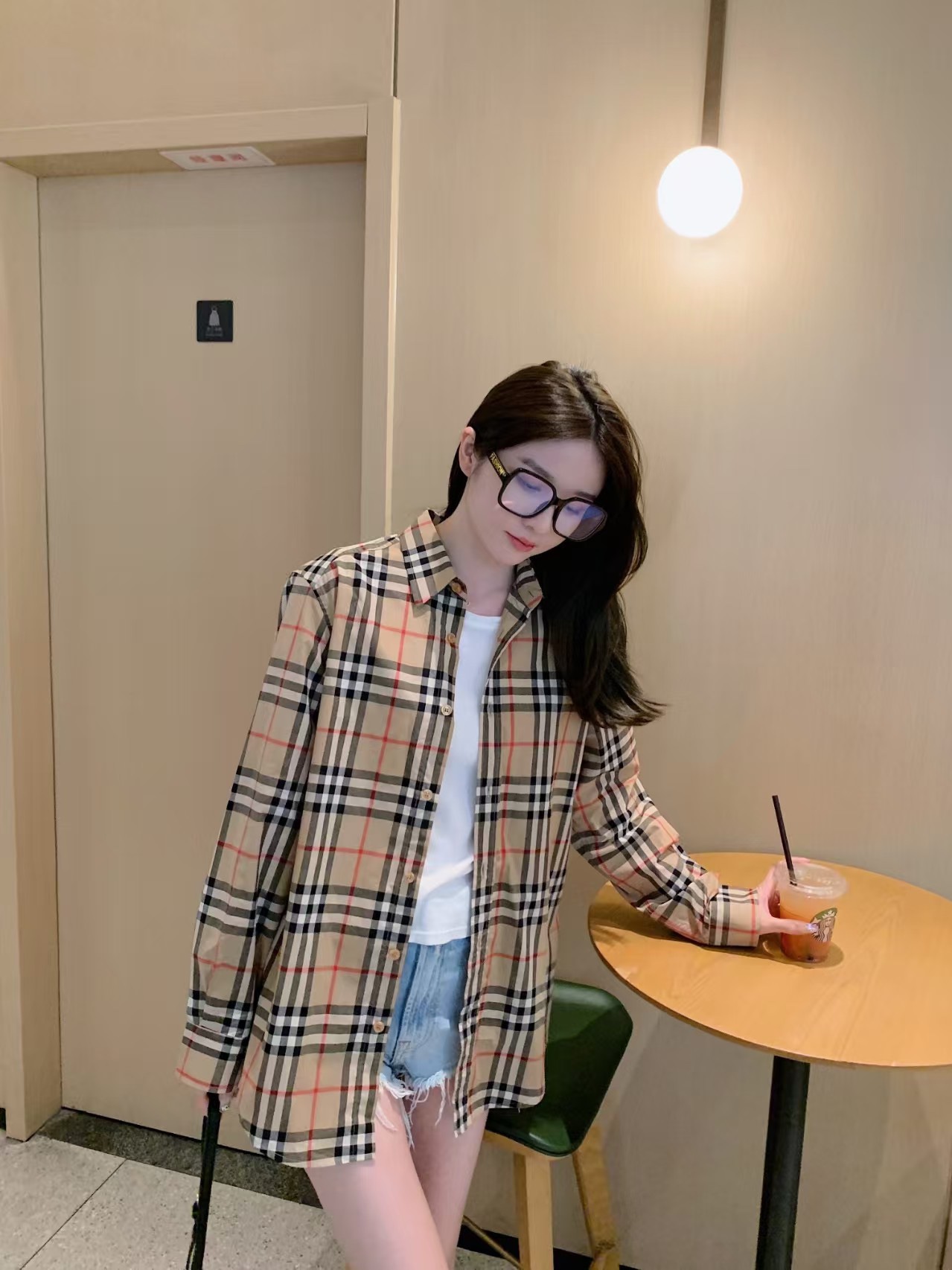 Burberry/巴寶莉 經典大格紋棉質長袖襯衫
面料採用雙股80支梭織小斜紋面料，格紋對位，
紗線定織定染，每個獨立的尺碼都是定位裁片，前幅，口袋，
袖子等部位都是對格對位的，工序複製，費時費料，採用純天然珍珠貝殼紐扣，
洗水嘜定制，多處手工一片一片激光剪裁對位，
所有工序，用料都是ZP做法，區別市面一眼假版本
此款更是絕對不能錯過的珍寶級別產物！！
顏色：卡其大格
S Size：S-XL