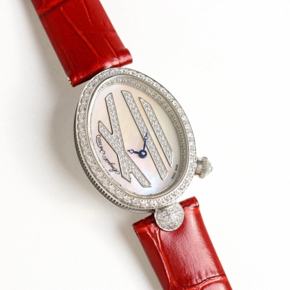 AW廠出品。那不勒斯王后系列REINE DE NAPLES[色]高品質女士瑞士石英機芯女表、
圓弧形的錶盤採用閃閃發光的白色天然母貝製成，錶盤上的羅馬數字“XII”則採用白色天然母貝製成，以細木鑲嵌工藝固定於錶盤之上。母貝材質脆弱易碎，因此在細木鑲嵌工藝中尤為棘手，可謂名副符其實的傑作。