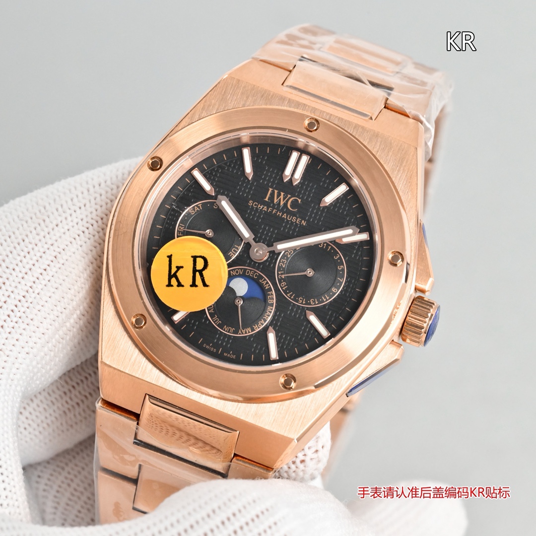 KR新品  萬國工程師系列萬年曆腕表，復刻界最複雜的腕表，所有功能同步原裝，所有功能調節通過把頭控制.
1⃣️【功能介紹】3點鐘位置顯示日曆，9點鐘位置顯示星期，6點鐘月份月相指針顯示。

2⃣️【做工精細】外殼採用原版同樣的三件套結構，中間拉絲，上下殼為拋光，鏡面採用高成本的鍋蓋形藍寶石，使其質感提升。

3⃣️【機芯性能】尺寸41.6mm,機芯採用天津機芯改82600，高效穩定，動力時間長達72小時以上，進行加裝複雜的萬年曆模塊，而且同步所有功能實現同步原裝通過把頭調節。
