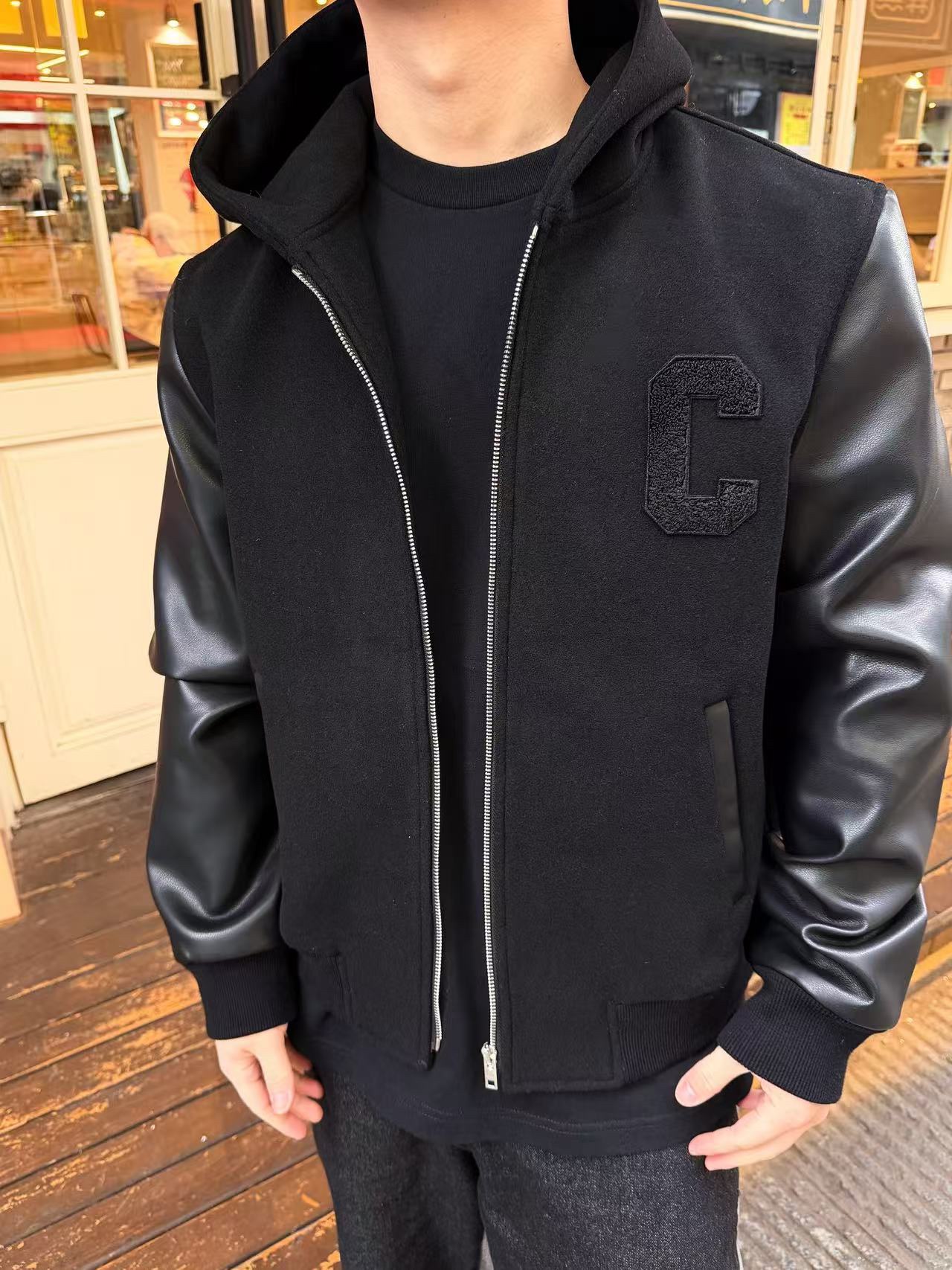 🔝CELINE賽琳CE 大C毛呢皮袖連帽外套
主體採用羊毛混紡面料，經特殊編織工藝打造，質地厚實而不失柔軟，呈現細膩的啞光光澤。羊毛纖維經過預縮處理，有效避免穿著後的變形與起球，同時保留天然的保暖性與透氣性。衣袖部分選用皮革，通過特殊處理賦予皮革細膩的粒面紋理與溫潤光澤，隨著穿著會逐漸形成獨特的使用痕跡，成為專屬的時光印記。內襯採用100%粘膠纖維，手感絲滑且垂墜感佳，與面料形成良好的內外呼應，提升穿著舒適度。
胸前C字貼飾採用毛巾繡工藝，以6mm粗細的紗線層層堆疊，形成飽滿的立體肌理。刺繡