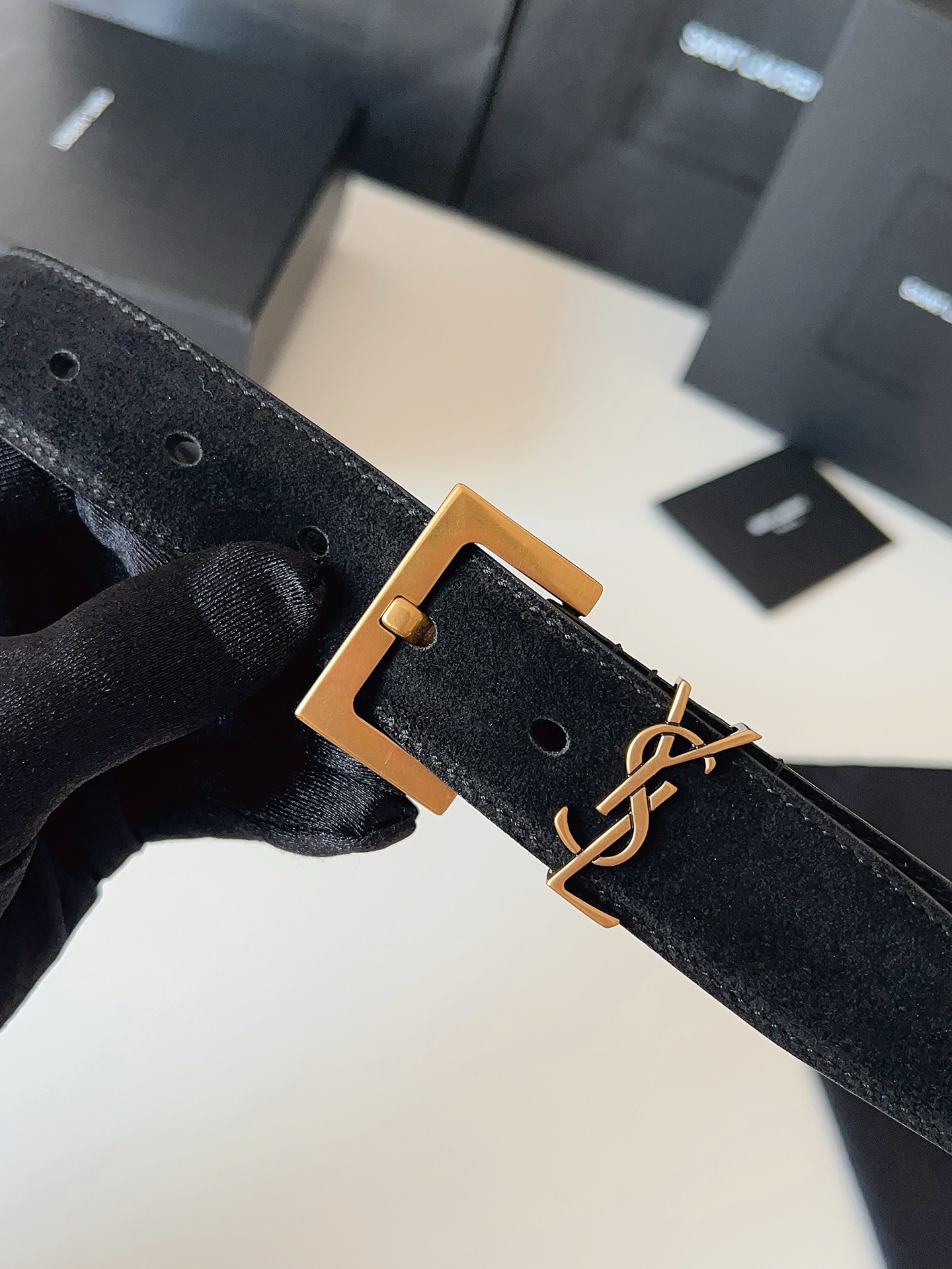 
ysl聖羅蘭2026女士新款腰帶，冬季爆款絨面原版皮，方形搭扣配以ysl標識腰帶環，女士冬季必備款，寬度3.0cm