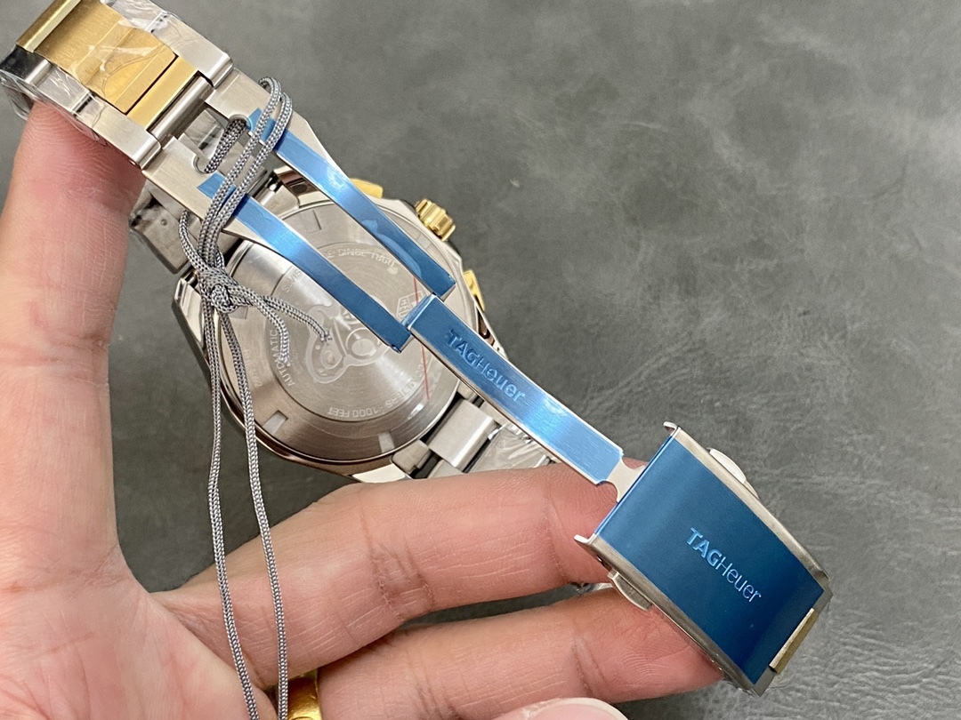 小貴，新款高顏值已上線！Original Tagheuer 泰格豪雅競潛系列計時機械表，搭載原裝Original ETA7750機械機芯，316精鋼表殼，可旋轉陶質圈口 精細拉絲錶帶，深度防水，完美詮釋男人品味。~43mm表徑，藍寶石玻璃帶放大鏡，輕鬆讀取日期！全新全套包裝出。高品質，認准TY出品！非通貨可比。
