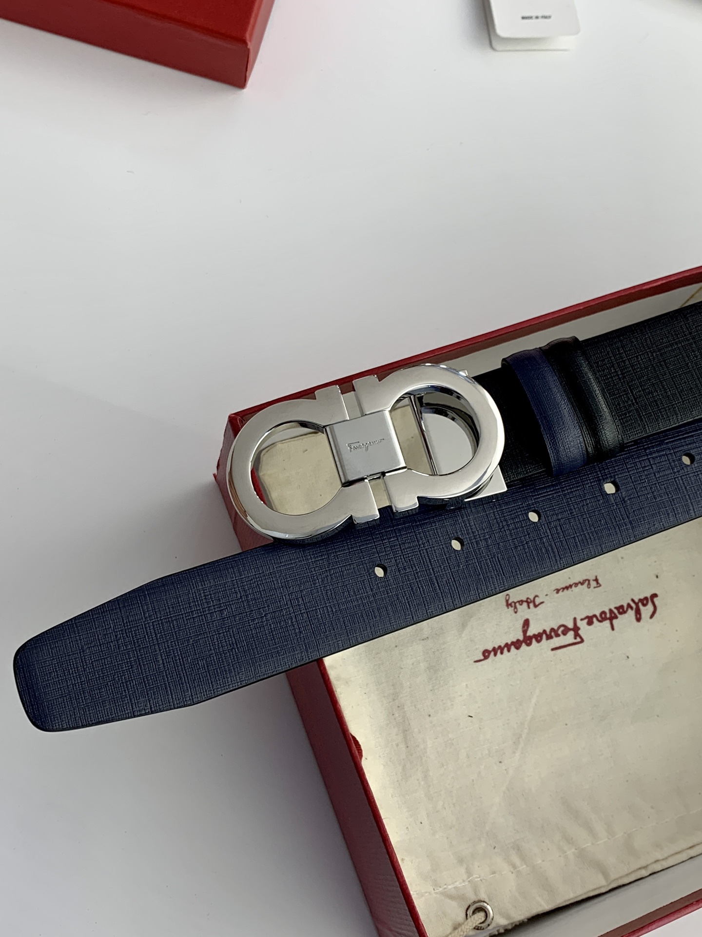 〖F家〗這款皮帶採用雙面小牛皮，搭配純銅八字扣，打造高雅考究的造型。寬3.5cm，長度可調節，達到量身定制般的修身效果。