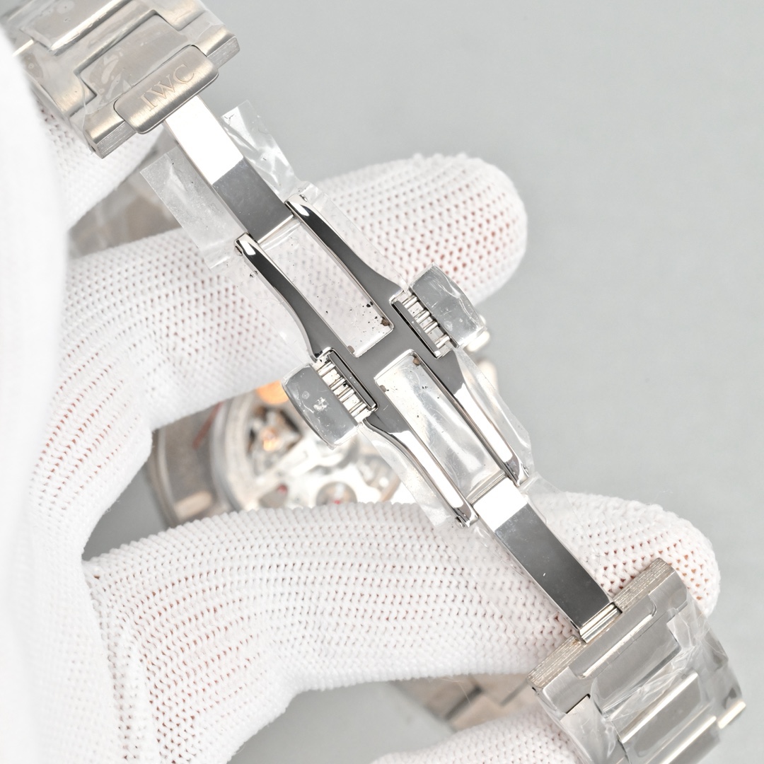 KR新品  萬國工程師系列萬年曆腕表，復刻界最複雜的腕表，所有功能同步原裝，所有功能調節通過把頭控制.
1⃣️【功能介紹】3點鐘位置顯示日曆，9點鐘位置顯示星期，6點鐘月份月相指針顯示。

2⃣️【做工精細】外殼採用原版同樣的三件套結構，中間拉絲，上下殼為拋光，鏡面採用高成本的鍋蓋形藍寶石，使其質感提升。

3⃣️【機芯性能】尺寸41.6mm,機芯採用天津機芯改82600，高效穩定，動力時間長達72小時以上，進行加裝複雜的萬年曆模塊，而且同步所有功能實現同步原裝通過把頭調節。

