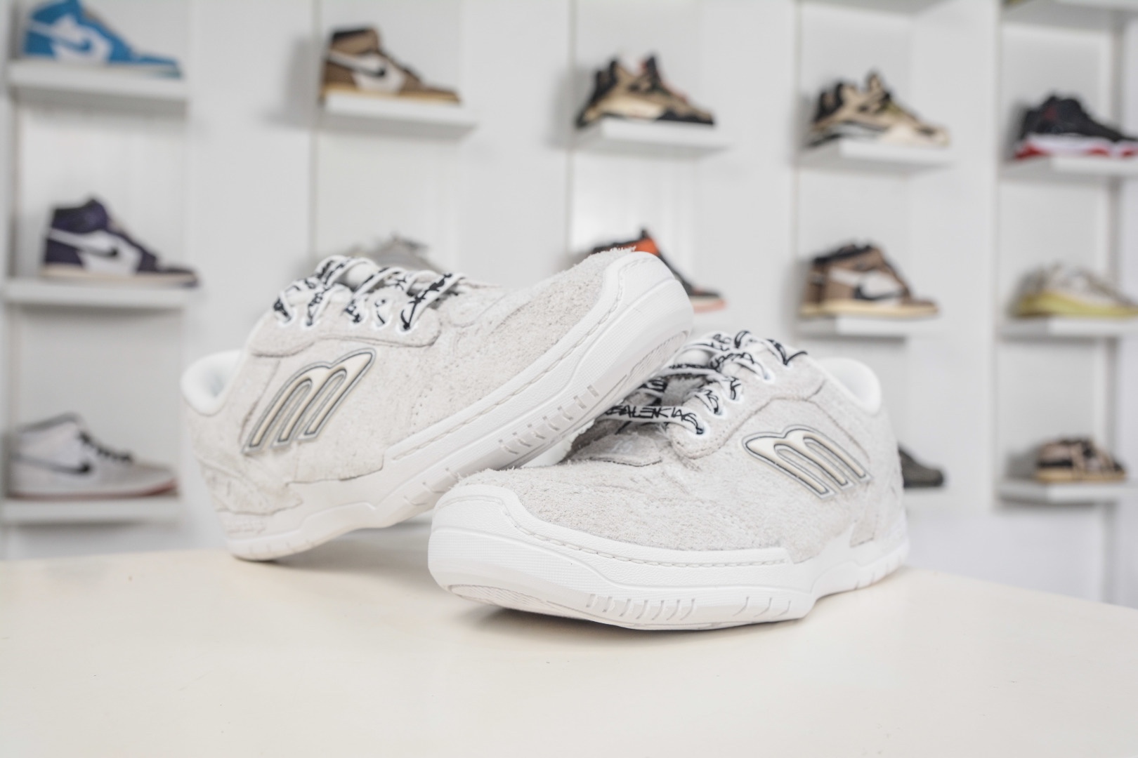 Balenciaga Hamptons Worn-Out Dark Brown 棕色巴黎世家十八18代 滌綸（聚酯纖維）牛皮革 圓頭系帶 低幫 生活休閒鞋板鞋 
貨號：841765 WHPSU 9910
尺碼：35 36 37 38 39 40 41 42 43 44 45 46