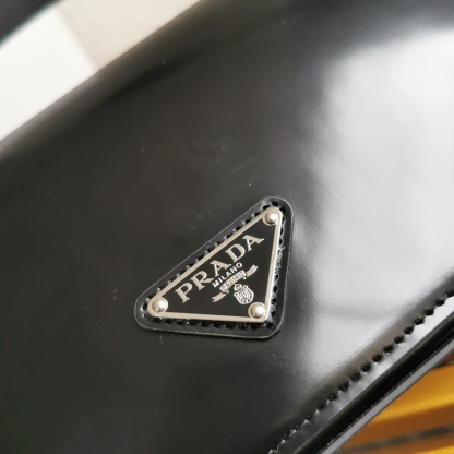 【 原單】🌹新款1BD323🎉🎉這款翻蓋式單肩包以充滿現代感👏採用進口牛皮，配有兩條可拆卸可交換長短肩帶。單肩/斜跨都可以。簡約優雅風尚、一眼相中復古又高級的包包，背上身秒變氣質女孩，容量空間大，各種百搭又時尚😘又是一款永久不過時暴款🙊趕緊入手吧🎉尺寸：長26x高12x底4.8cm🎉🎉🎉👏👏！