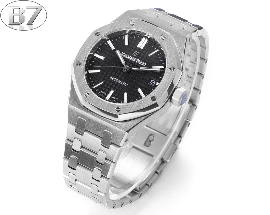 B7  Factory
AP愛彼 女款愛彼皇家橡樹 剔除機芯甲板多餘部分，使之變得更加鏤空——成就鋼表巔峰—— 實力演繹 衛冕“鋼”王！【6大精妙之處】1.正品拆解開模，尺寸為37毫米與正品一致！2.完美還原正品表殼的每一處細節，盡顯正品“稜角分明 堅毅果敢”的陽剛氣質。3.鋼帶的做工無可挑剔，比市面上任何鋼帶表做工均要更上一層樓，鋼帶頭粒和表頭銜接的“緩衝帶”的鬆緊程度與正品一模一樣。4.自動陀的與原裝致敬，是市面唯一做到顏色於原裝一致的版本（市面一般版本均偏紅）其上的ap族徽雕刻獨一無二。