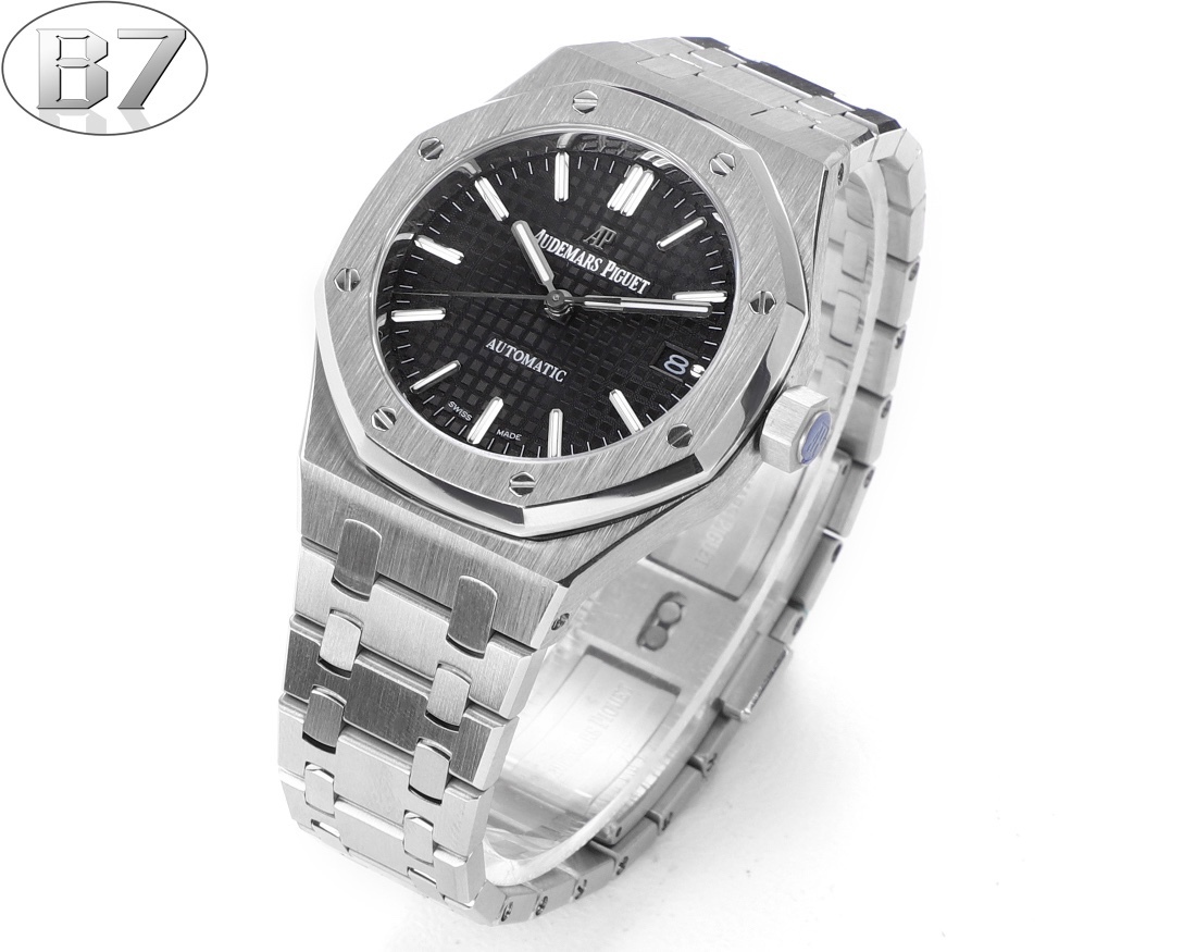 B7  Factory
AP愛彼 女款愛彼皇家橡樹 剔除機芯甲板多餘部分，使之變得更加鏤空——成就鋼表巔峰—— 實力演繹 衛冕“鋼”王！【6大精妙之處】1.正品拆解開模，尺寸為37毫米與正品一致！2.完美還原正品表殼的每一處細節，盡顯正品“稜角分明 堅毅果敢”的陽剛氣質。3.鋼帶的做工無可挑剔，比市面上任何鋼帶表做工均要更上一層樓，鋼帶頭粒和表頭銜接的“緩衝帶”的鬆緊程度與正品一模一樣。4.自動陀的與原裝致敬，是市面唯一做到顏色於原裝一致的版本（市面一般版本均偏紅）其上的ap族徽雕刻獨一無二。