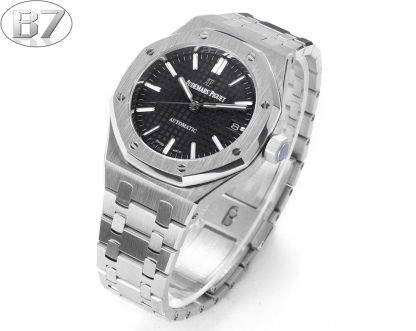 B7  Factory
AP愛彼 女款愛彼皇家橡樹 剔除機芯甲板多餘部分，使之變得更加鏤空——成就鋼表巔峰—— 實力演繹 衛冕“鋼”王！【6大精妙之處】1.正品拆解開模，尺寸為37毫米與正品一致！2.完美還原正品表殼的每一處細節，盡顯正品“稜角分明 堅毅果敢”的陽剛氣質。3.鋼帶的做工無可挑剔，比市面上任何鋼帶表做工均要更上一層樓，鋼帶頭粒和表頭銜接的“緩衝帶”的鬆緊程度與正品一模一樣。4.自動陀的與原裝致敬，是市面唯一做到顏色於原裝一致的版本（市面一般版本均偏紅）其上的ap族徽雕刻獨一無二。