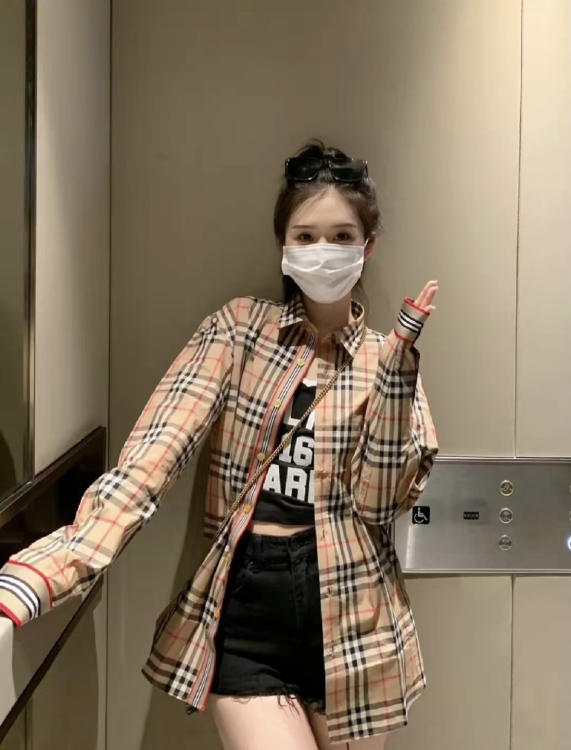 Burberry/巴寶莉 門襟袖口織帶格紋棉質長袖襯衫
面料採用雙股80支梭織斜紋面料，格紋對位，紗線定織定染，
每個獨立的尺碼都是定位裁片，前幅，口袋，
袖子等部位都是對格對位的，工序複製，費時費料，
採用純天然珍珠貝殼紐扣，洗水嘜定制，多處手工一片一片激光剪裁對位，
所有工序，用料都是ZP做法，區別市面一眼假版本
裝飾品牌典藏 復古大格紋，BUR粉絲的衣櫥珍藏款式,尤其是對於忠實的BUR粉來說，
此款更是絕對不能錯過的珍寶級別產物！
顏色：門襟袖口織帶
S Size：S-XL