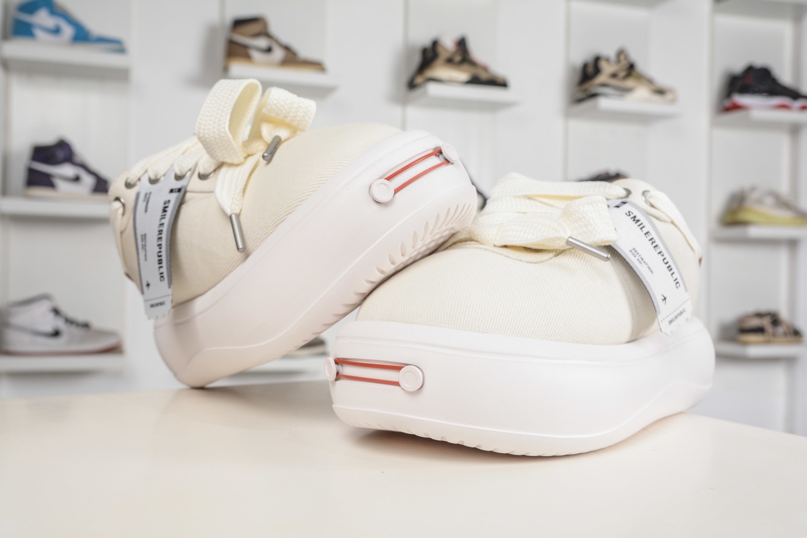 𝐒𝐦𝐢𝐥𝐞𝐫𝐞𝐩𝐮𝐛𝐥𝐢𝐜 SMI 開口笑麵包鞋系列 軟fufu的帆布鞋面透氣不悶腳，暴走一天也不累。5cm的雲朵厚底，悄悄拉長腿部線條，小個子秒變九頭身比例，視覺增高又完全不笨重。
尺碼：35 36 37 38 39 40 41 42 43 44