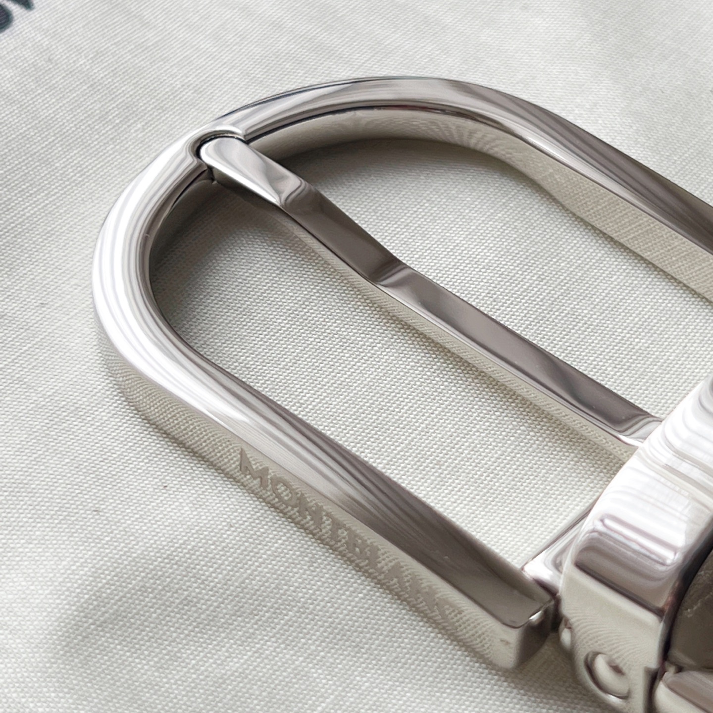 馬蹄形帶扣黑色/棕色雙面皮帶（35毫米）
馬蹄形閃亮鍍釕帶扣。可調節長度，3.5cm黑色和棕色雙面皮帶。打造經典靈動造型。
貨號 錶帶描述 黑色和棕色雙面牛皮皮帶 皮革圖案 金屬圓環上飾有萬寶龍六角白星 標識 搭扣裝置 易開啓裝置，可調節皮帶長度
搭扣形狀 馬蹄形主要顏色 黑色 | 棕色 搭扣類型 針扣式表扣