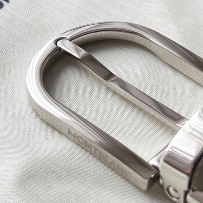 馬蹄形帶扣黑色/棕色雙面皮帶（35毫米）
馬蹄形閃亮鍍釕帶扣。可調節長度，3.5cm黑色和棕色雙面皮帶。打造經典靈動造型。
貨號 錶帶描述 黑色和棕色雙面牛皮皮帶 皮革圖案 金屬圓環上飾有萬寶龍六角白星 標識 搭扣裝置 易開啓裝置，可調節皮帶長度
搭扣形狀 馬蹄形主要顏色 黑色 | 棕色 搭扣類型 針扣式表扣